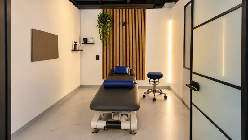 Behandlungsraum mit Therapieliege