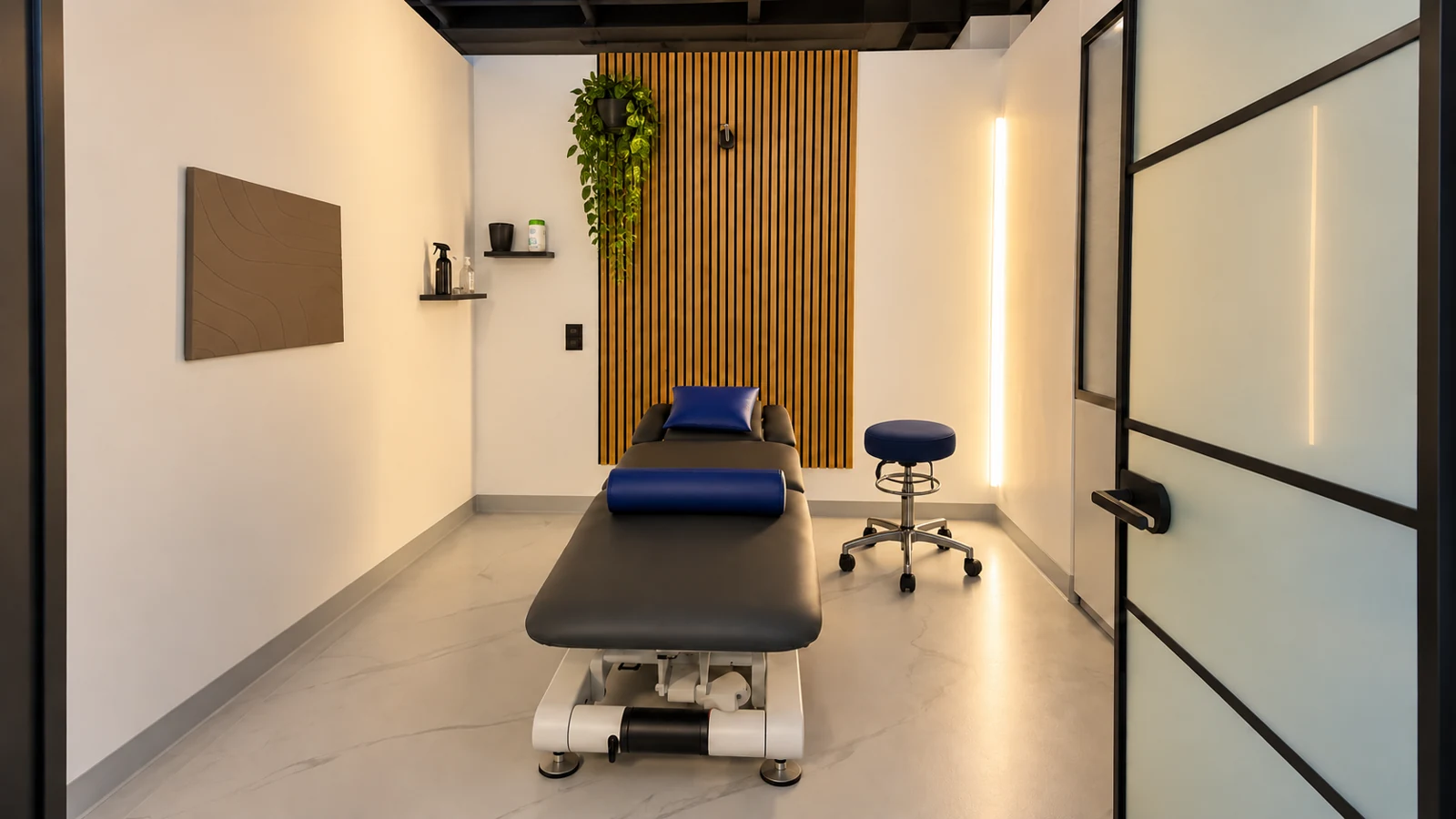 Behandlungsraum mit Therapieliege