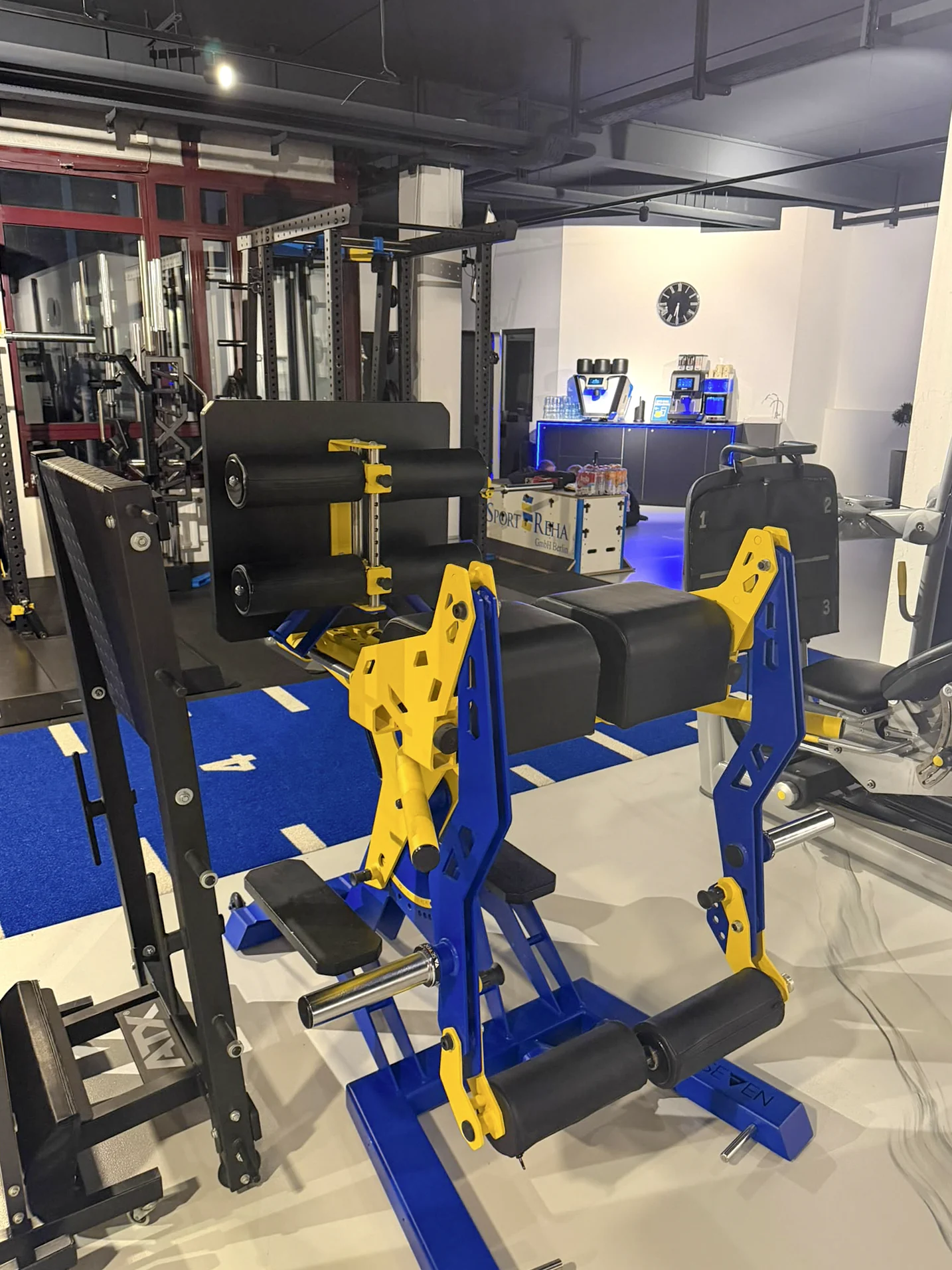 Krafttrainingsgerät in Blau und Gelb in der Sport-REHA Berlin