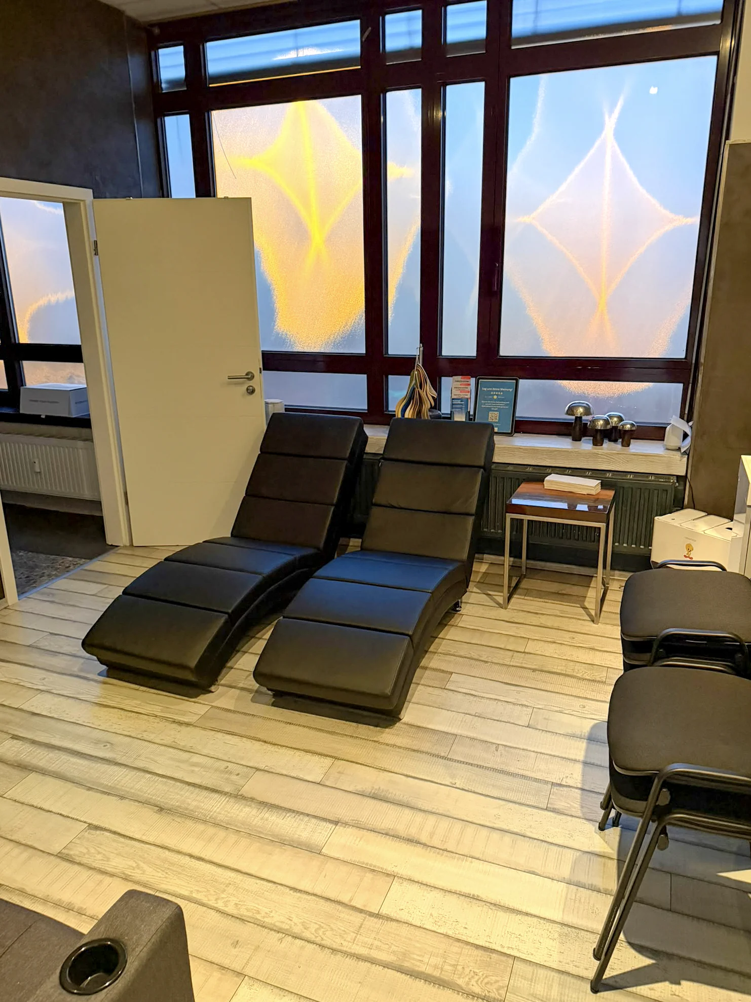 Raum mit Liegen für Ruhe und Regeneration in der Sport-REHA Berlin