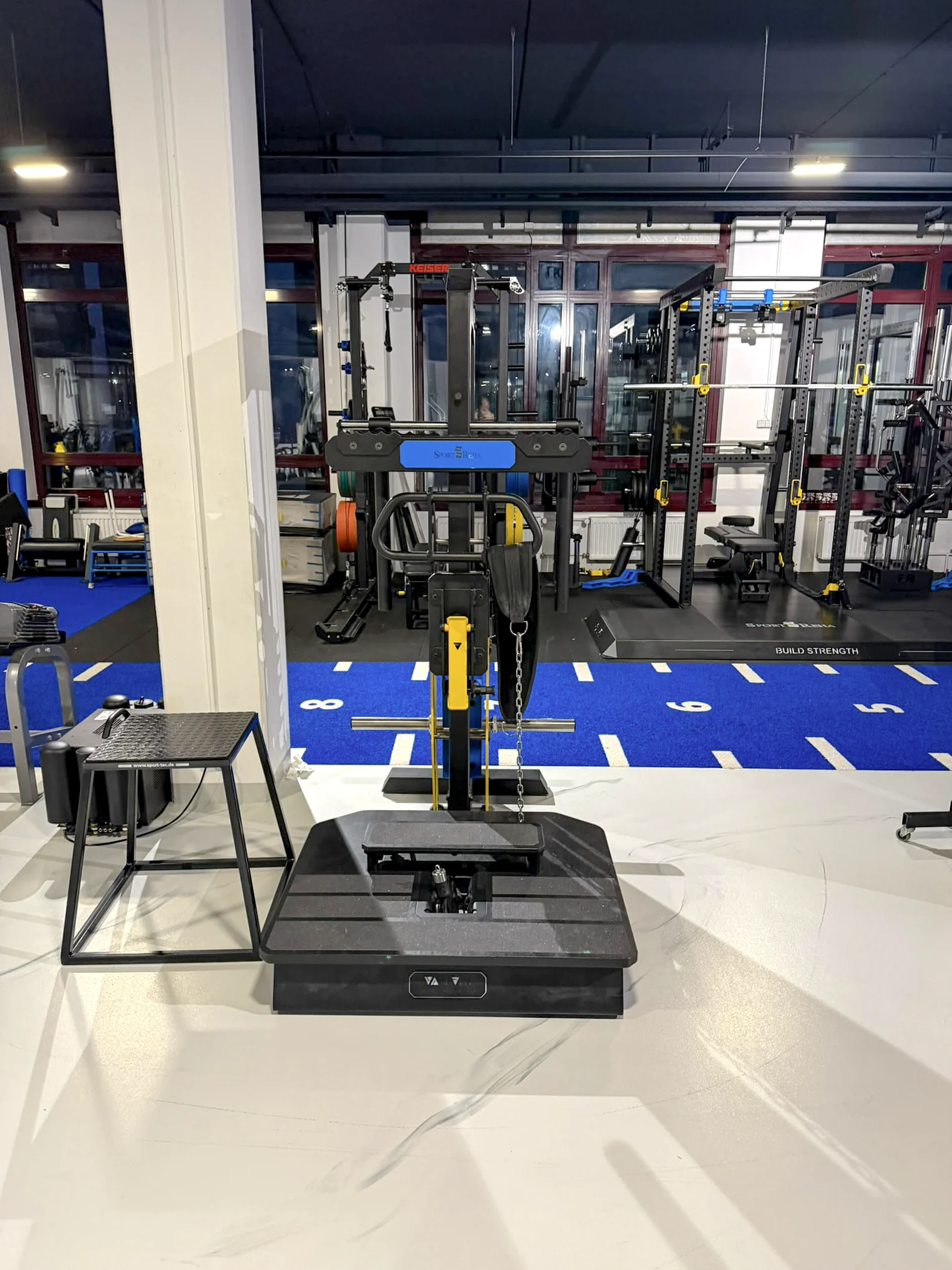 Blick auf ein Trainingsgerät und die Trainingsbahn in der Sport-REHA Berlin